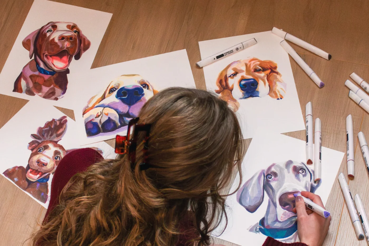 Ilse met een groot portret in haar atelier