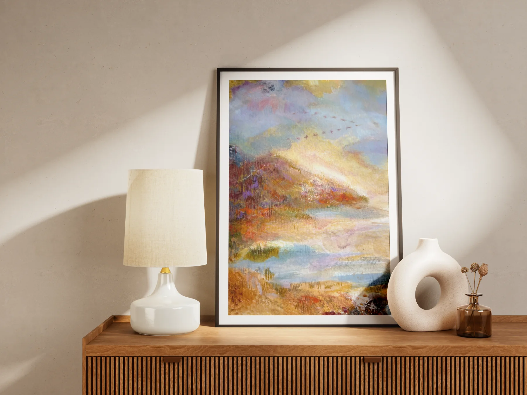 Kleurrijk schilderij in lijst op een houten dressoir